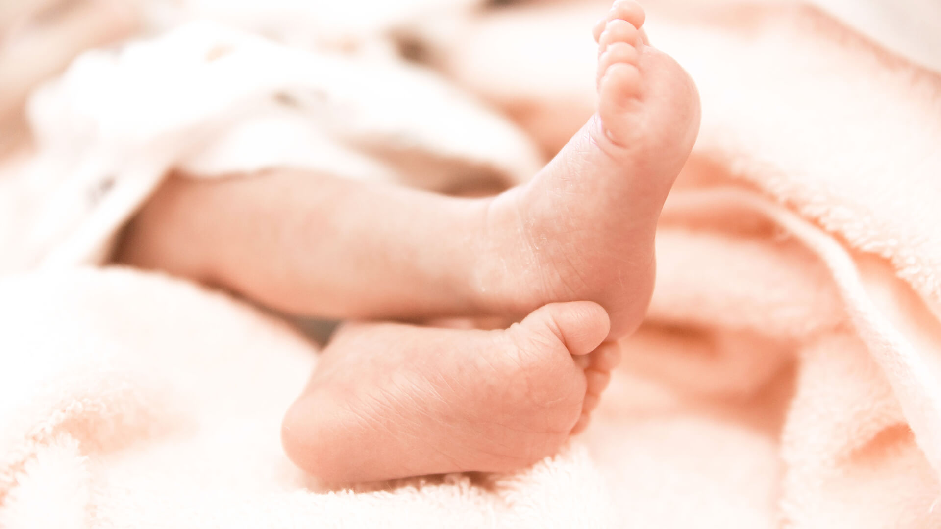 插圖 - 初生嬰兒雙腳交疊