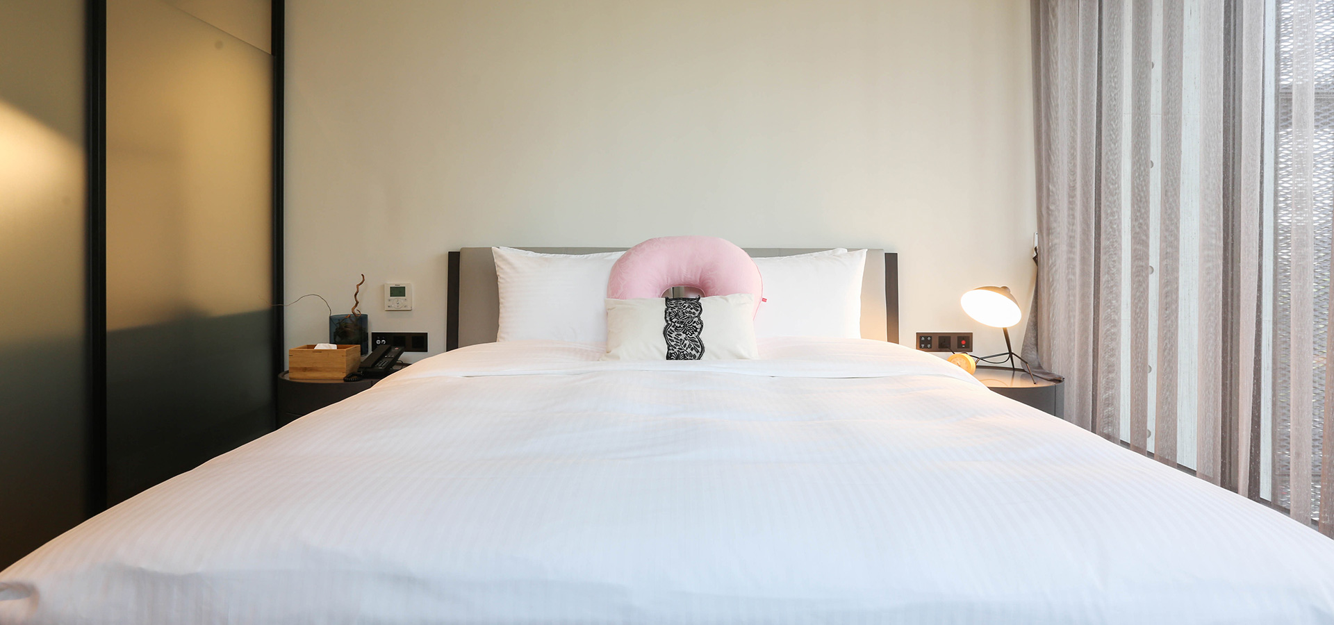 插圖 - 純白主題雙人床，粉紅靠枕